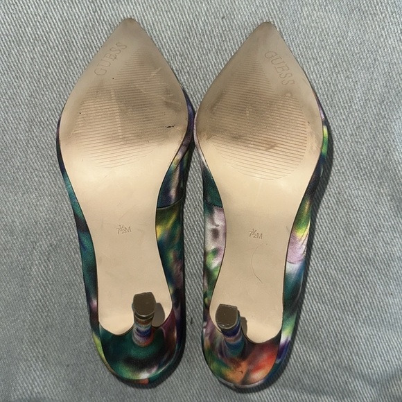 GUESS Pumps W/ Unique Print - Picture 6 of 8